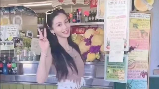 杨颖与贾世凯意大利度假照片曝光！海滩激情时刻点燃网友狂热！