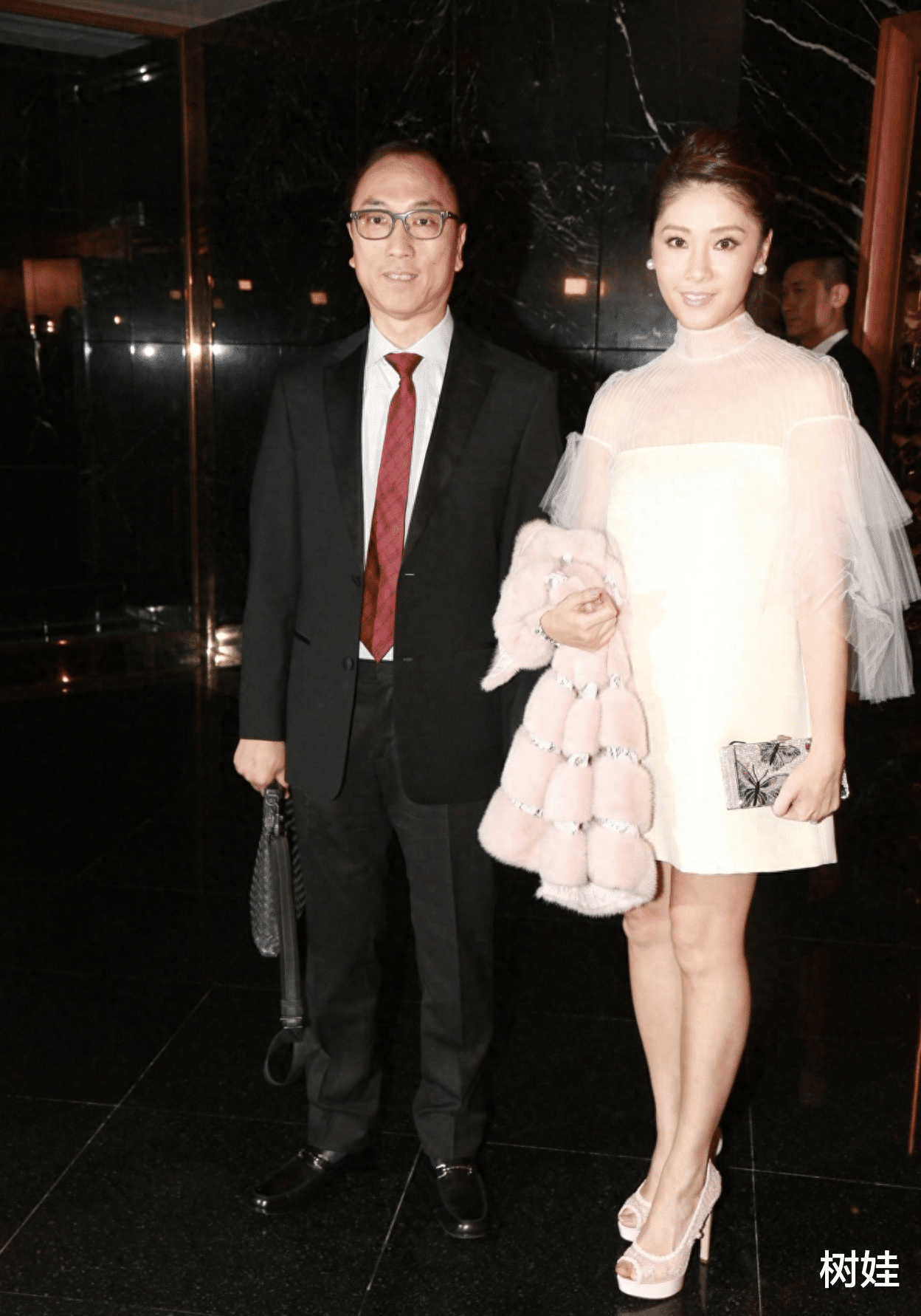 49岁港姐复出拍广告,自称集团主席夫人,状态大勇比代言人还抢镜