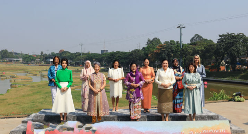 韩国夫人和文莱王子罕同框!穿白裙清纯可人,还曾和王室王后合影