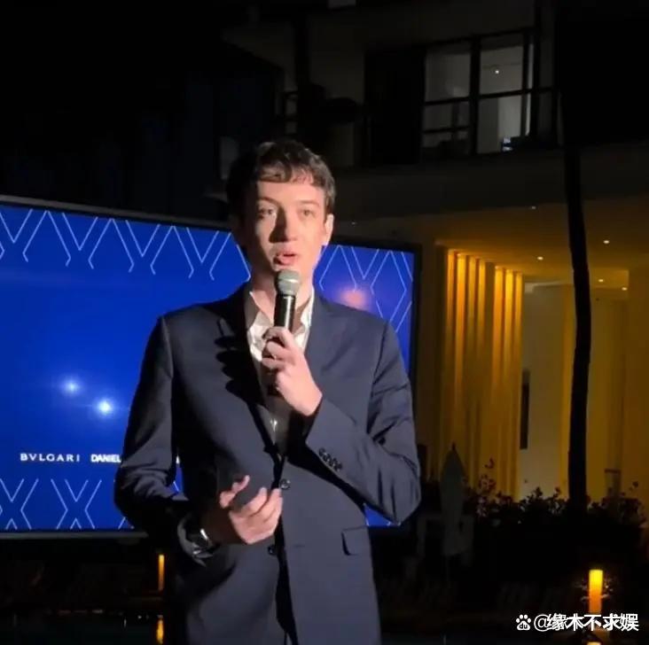 Lisa逛LV被偶遇,保镖陪同太霸气,头发毛糙,穿搭邋里邋遢引争议