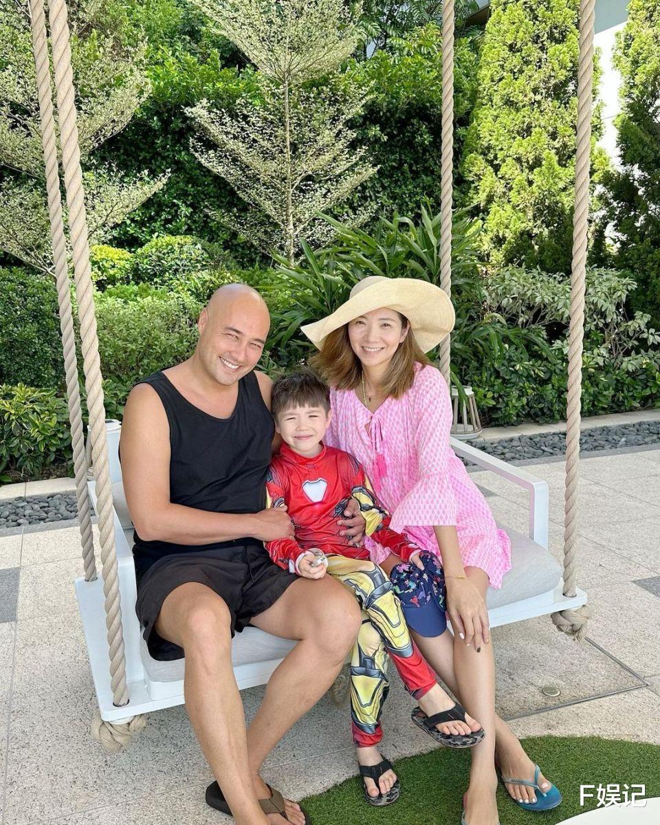 车婉婉老公生日老三代同堂相聚庆祝 儿子和老公嘴对嘴亲吻很有爱