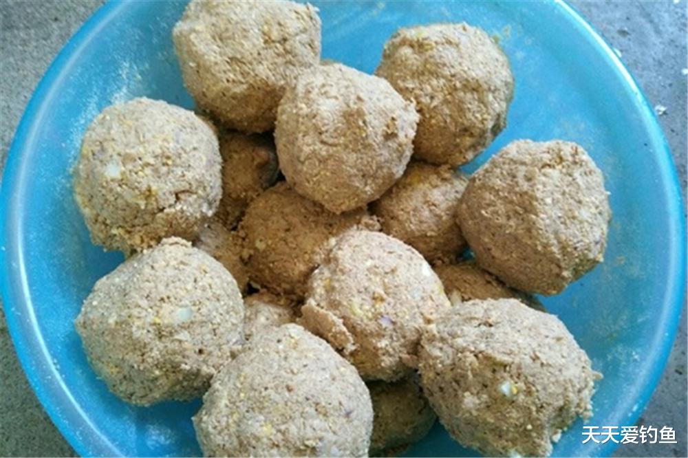 饵料|打窝不是抛点窝料就完,只需多用3招,大鱼排队进窝点