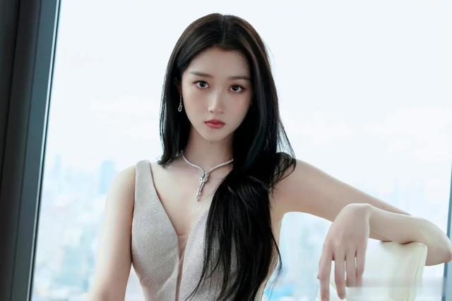 孙怡|3月18日李沁孙怡活动路透,精致穿搭大秀完美身材,性感迷人!