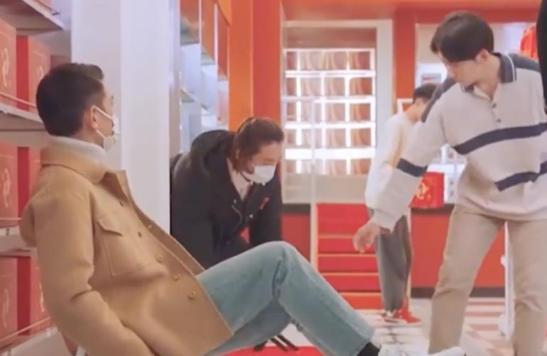 同样60岁,冻龄的刘德华和白发的梁朝伟,展现港圈男神不同魅力