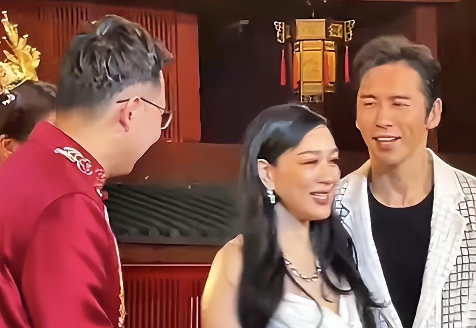 邓伦|邓伦近照大变样，疑整容变双眼皮，与圈内明星一起参加婚礼成焦点