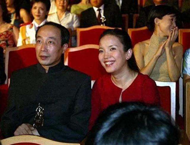 善恶终有报!63岁在美国捡垃圾的吕丽萍,已经活成了一个“笑话”