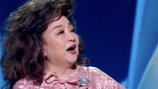 74岁徐小凤被质疑假唱，开口第一句就露馅，真爱粉实锤放的是录音！