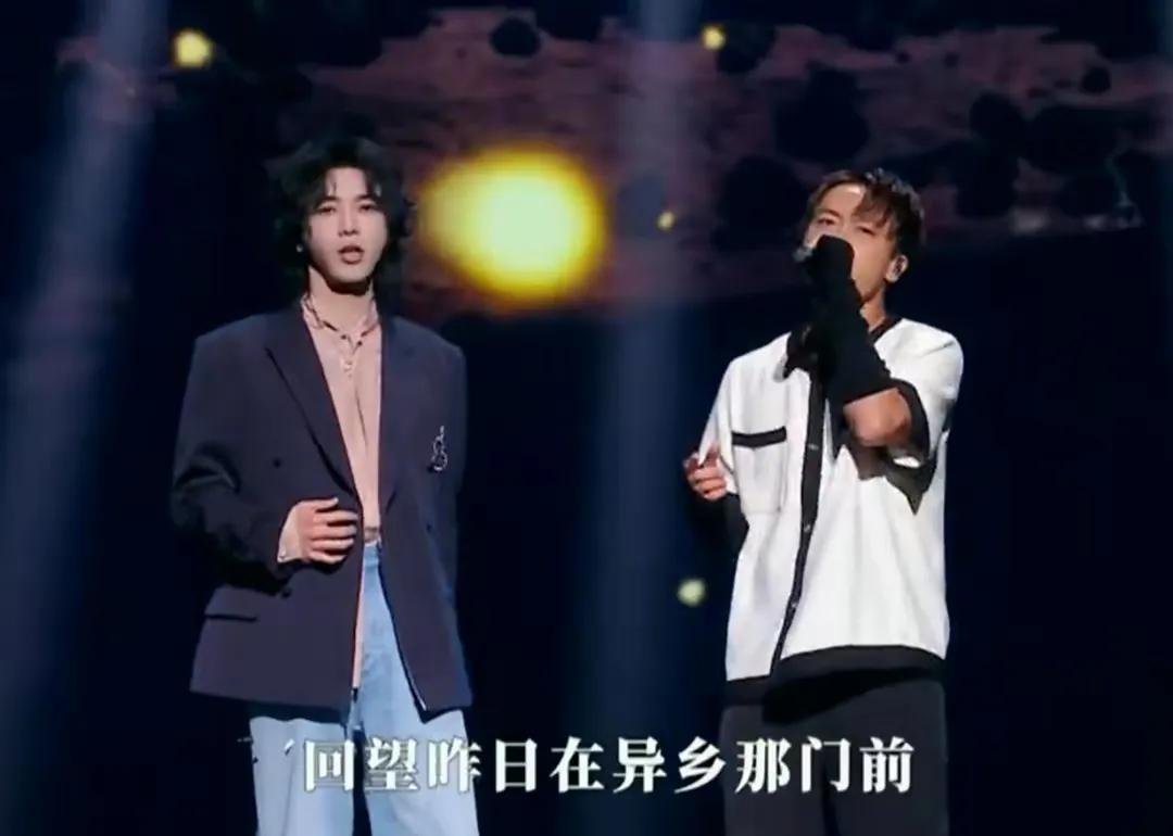 大湾区晚会:张柏芝绝美,李宇春跑调,徐小凤开全麦,港星赢麻了