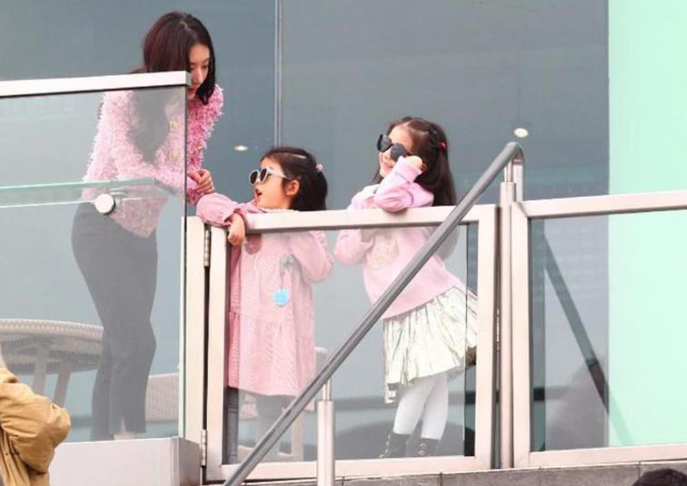 59岁郭富城带妻女现身马场!两个女儿乖巧可爱,一起为爱驹加油