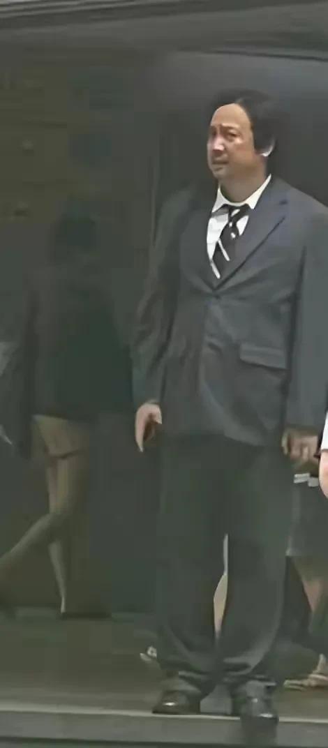 徐峥|徐峥戴着假发出现在新加坡,身材发福打扮邋遢,表情看着很无奈