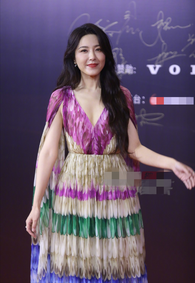 明星|红毯上明星的猎奇造型：穿肚兜，穿雨靴，披“床单”，戴刷碗手套