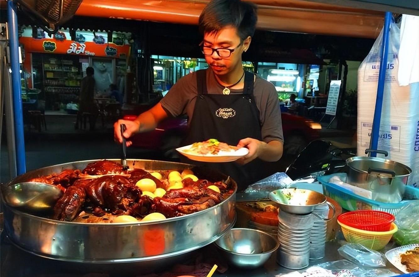 小吃|路边摊都往碗里套塑料袋,高温热汤直接倒在里面,不会有毒吗?