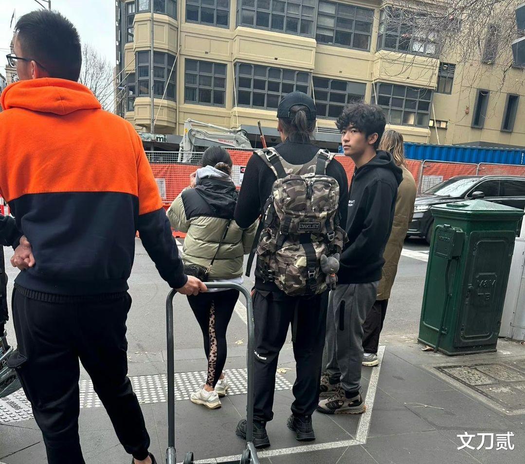 谢霆锋带大儿子澳洲度假,Lucas酷似爸爸,父子俩身高相差无几