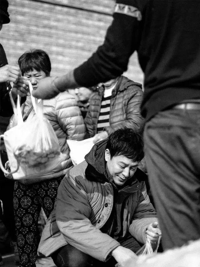 张颂文|张颂文独居14年“农家院”被曝！摆满废品满地落叶：这才是真面目