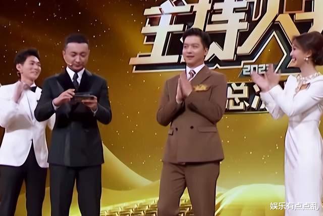 被问主持人大赛获铜奖后, 单位有没有给你涨工资? 冯琳回应够笑三天