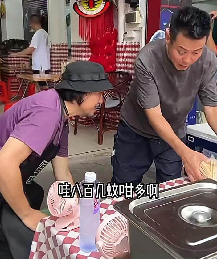 2位港星在广东摆摊卖鱼蛋!一天赚800元生意火爆,忙到汗流浃背