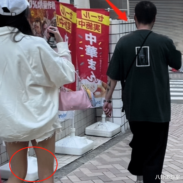 鹿晗关晓彤日本过七夕！男方面带疲态似不悦，女方拿香槟低头跟随