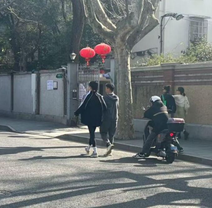 何猷君|何猷君何超欣参加婚礼，外甥女何倩珩一同前行，裙子与何超莲撞衫