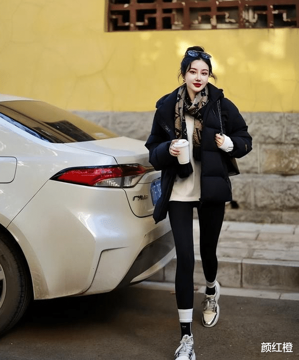今年“冬服+瑜伽裤”又被带火了！瞧素人都爱这么穿，时髦显瘦！