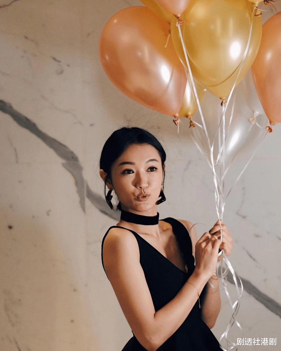 张宝儿|无惧犯禁!TVB小花怀孕近三个月仍未见肚,出席活动照穿四寸高跟鞋