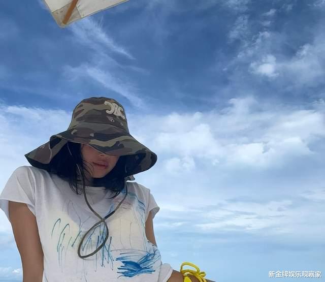 Lisa和LV三公子巴黎被偶遇?同游迪士尼不避嫌,算是半公开了?