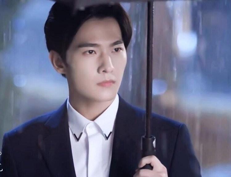 没料到,杨洋塌方后,黄晓明再一次走红,现在才看到他多“精明”