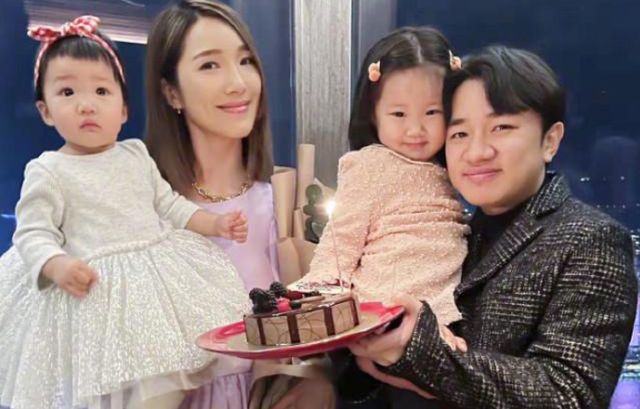 王祖蓝|王祖蓝一家出门聚餐,和李亚男互叫昵称表白比心,俩女儿变超漂亮