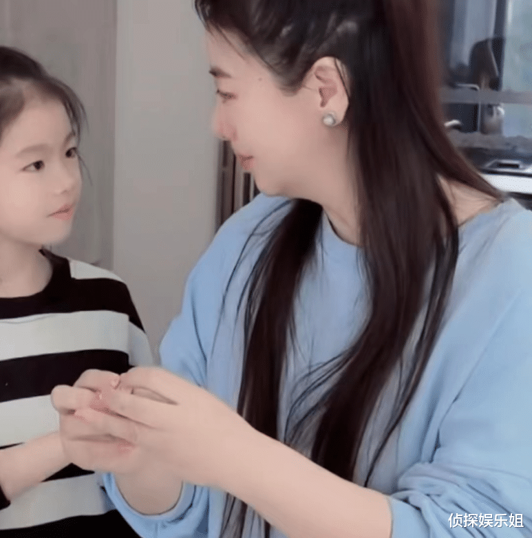 小李琳冬至为家人包饺子，6岁女儿可爱出镜，和爸爸经超长得好像