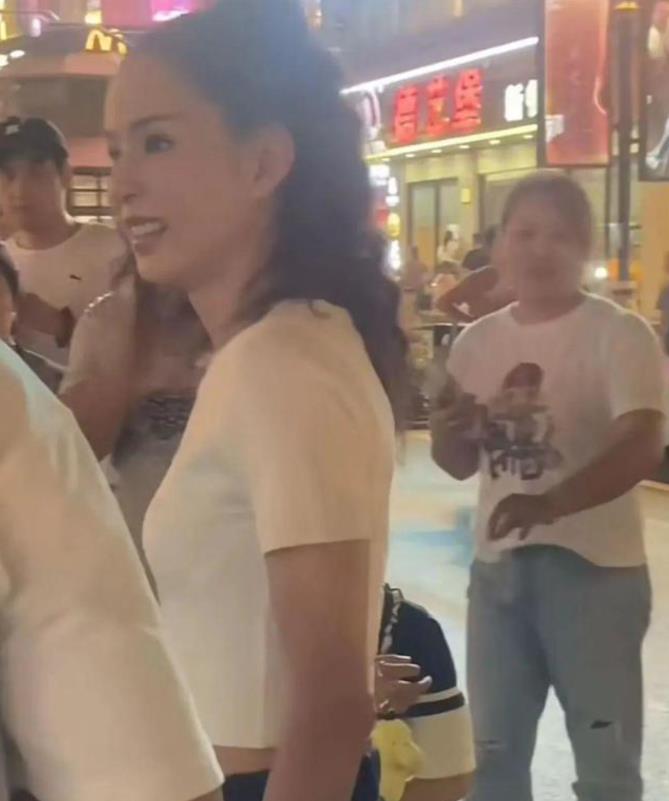 56岁李若彤吃路边摊,已经瘦成纸片人,马甲线成为全场亮点