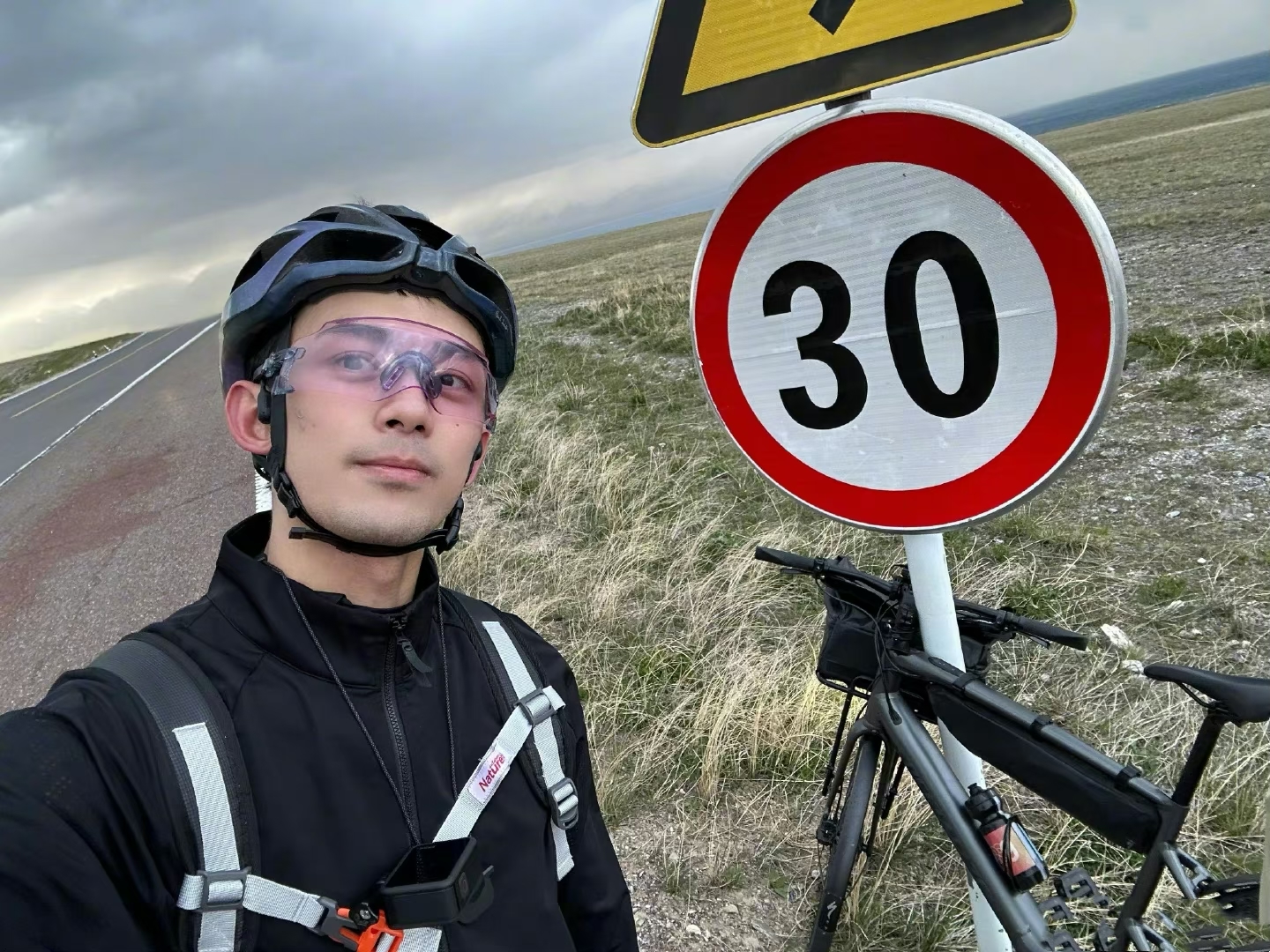 曝吴磊借自行车骑行拒合影，当事人连续发文控诉：真把自己当腕呢