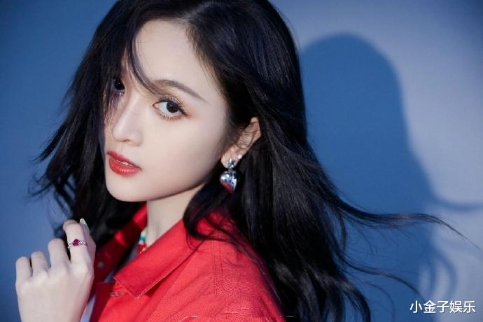 鲜艳红唇、红衣裙!吴宣仪带来时尚甜美写真