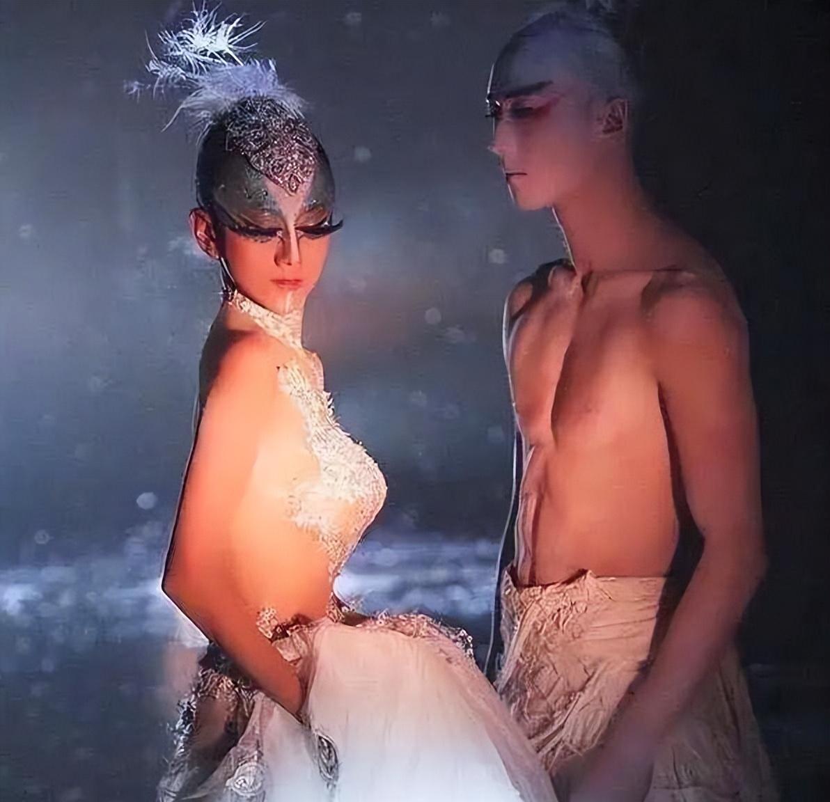 孔雀舞|杨丽萍孔雀舞被质疑少儿不宜,男舞者太暴露,男女抱一起画面不雅