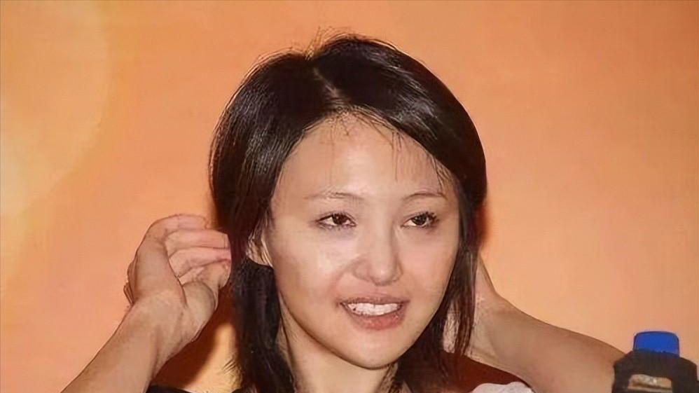 劣迹女星海外晒豪宅照片，她发文表示：无需在中国照样能过得精彩