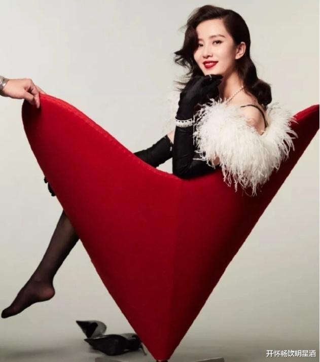 刘诗诗狂野起来的确无人能及,黑色丝袜搭配天鹅舞裙风光无限!