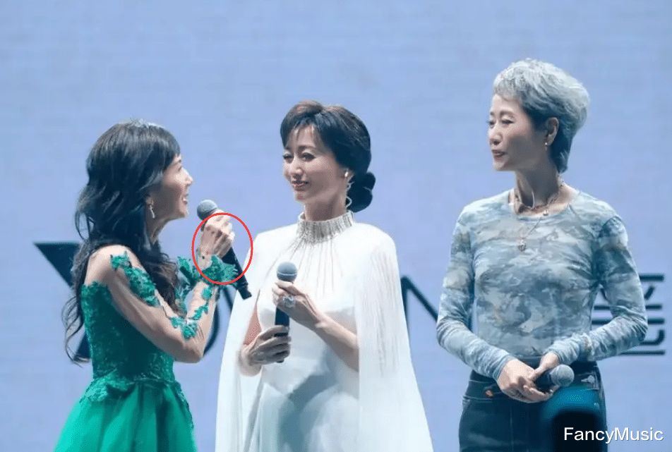 又是回忆杀，《新白娘子》众演员齐登台，小青瘦得像“骷髅”