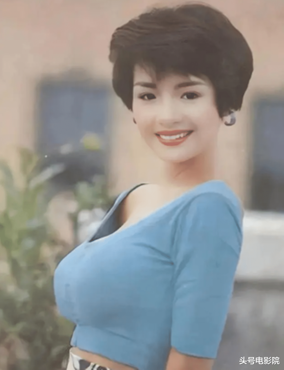 57岁叶子楣复出，落魄成这样！和男友未婚没遗产，粉丝合影要红包