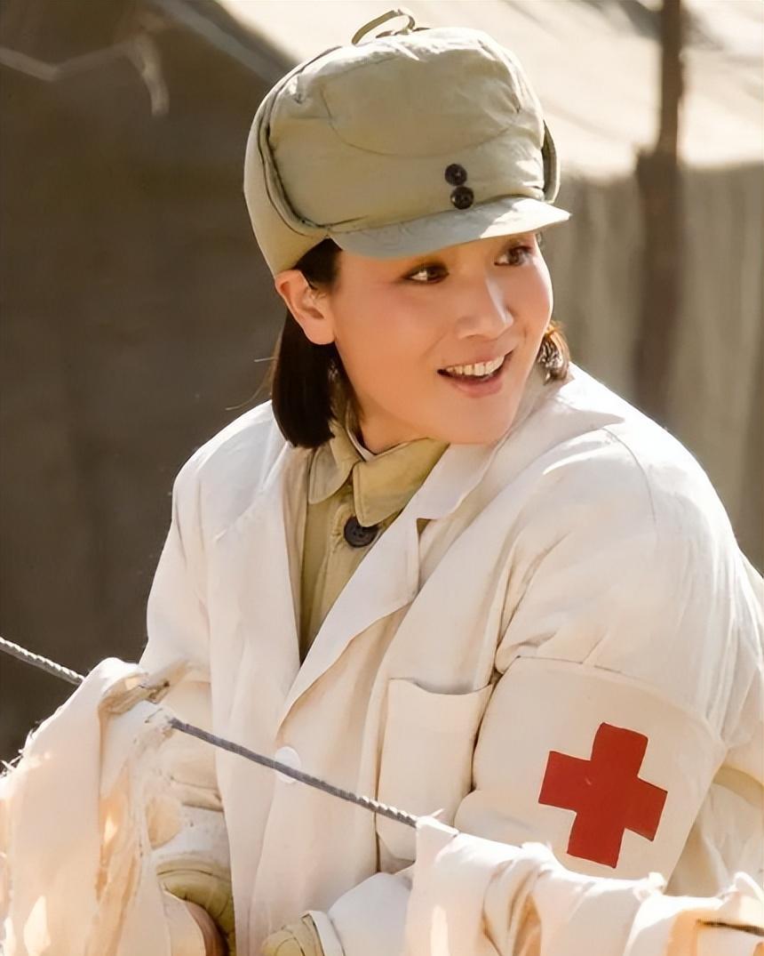 离婚后只字不提前夫侯勇，与女儿相依为命，如今45岁如冻龄少女