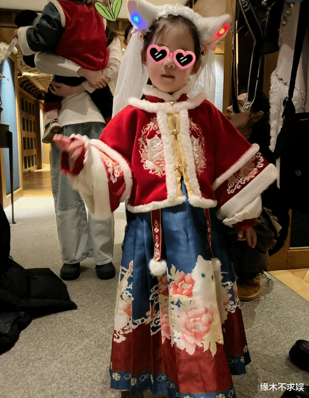 向佐郭碧婷法国滑雪,罕晒儿女正面照,女儿清秀,儿子酷似妈妈