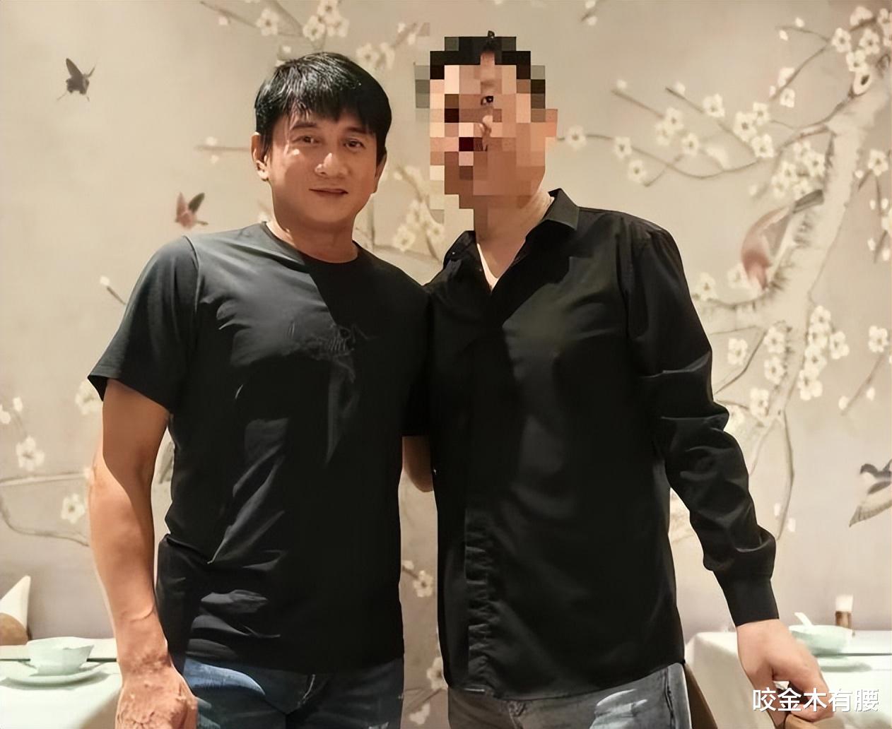 吴奇隆近况曝光引热议,喝到脸色涨红仍频频举杯,身材发福显油腻