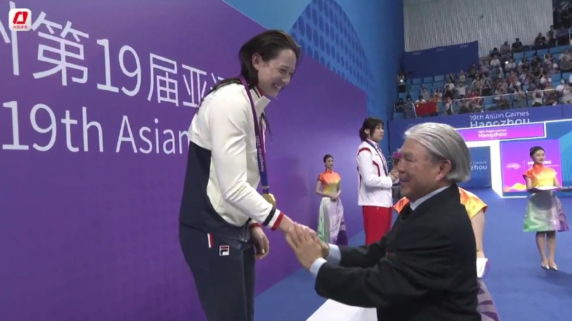 何诗蓓夺金,霍震霆颁奖,霍启刚霍启山两位公子现场助威