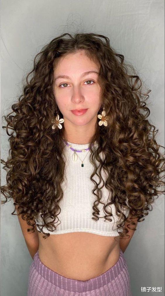 2024新年全头烫发型来了，又美又时尚，蓬松好看美如画