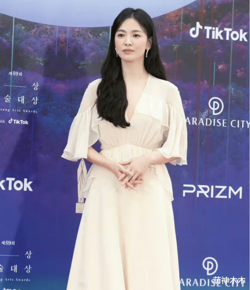 汤唯|韩国百想大赏礼服排位:IU珠宝配饰近百万,汤唯二度封后礼服低调