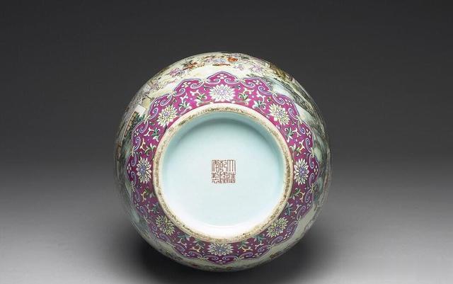 |清乾隆粉彩春灯婴戏图双耳瓶 — 珍贵的艺术品