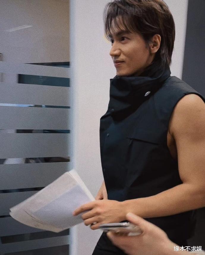 言承旭|46岁言承旭扫楼生图被嘲：皮肤粗糙、脸型诡异，被质疑医美！