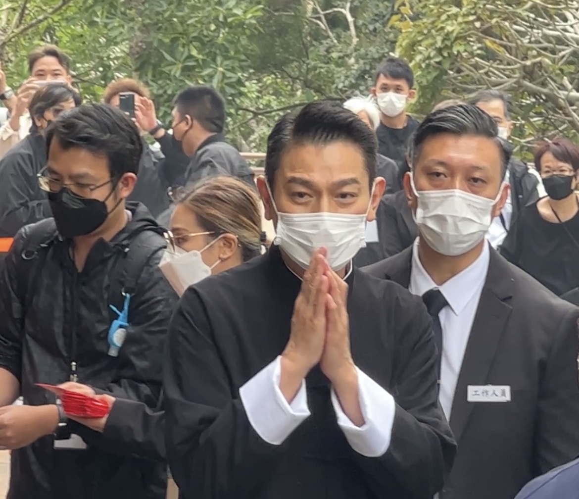 刘德华捧遗照送父亲火化,鞠躬致谢护妻女离开,姐弟六人齐聚