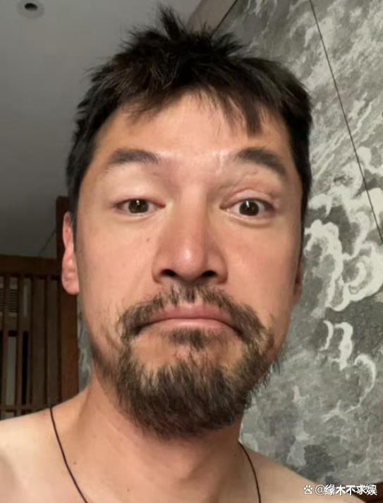 41岁胡歌伦敦开会！颜值回春变帅气，生图白发抢镜，疤痕加深！