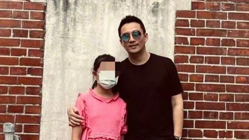 汪小菲晒孩子合影，女儿发育明显衣服不合身，大S被骂不关心孩子