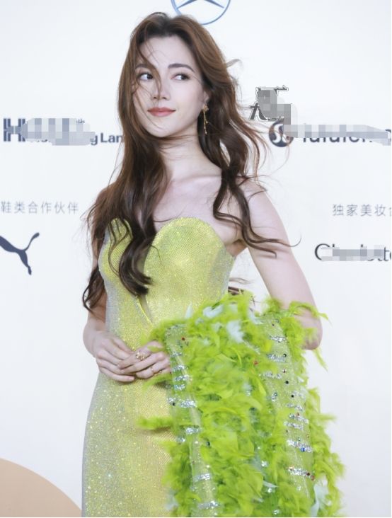 Vogue红毯：热巴腰臀比夸张，娜扎大胆，奚梦瑶贵妇，倪妮肌肉臂