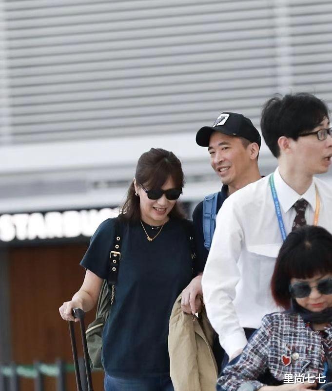 徐静蕾黄立行甜蜜出行,休闲穿搭有说有笑,轮椅上的母亲低调陪伴