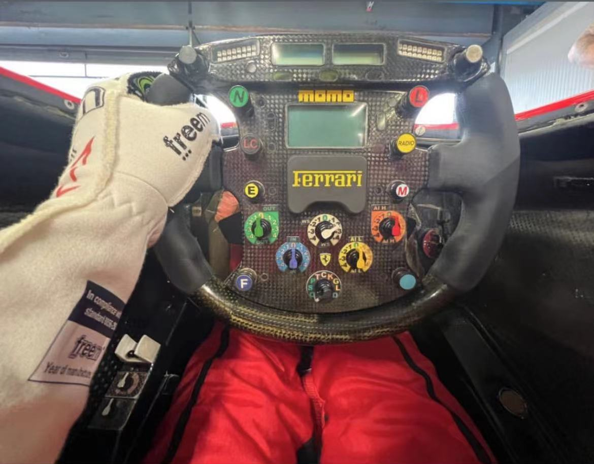 林志颖|林志颖车祸后再度开赛车！在国外身型消瘦大变样，站赛场旁引担忧